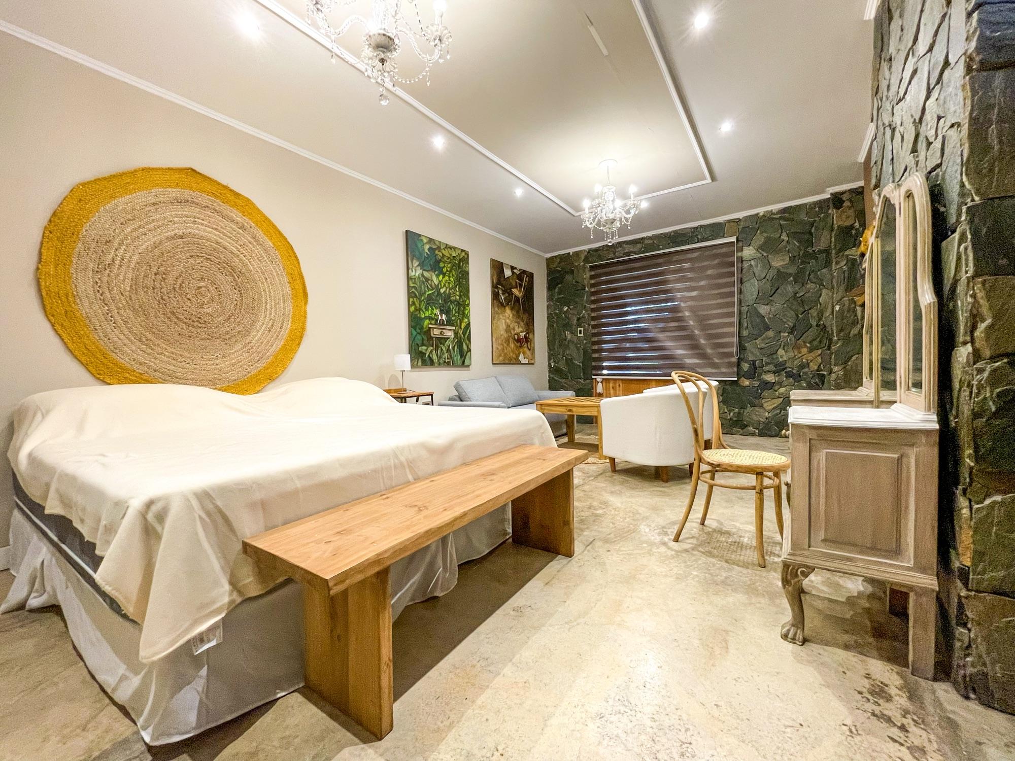 Habitación de Elenna con obra de arte y mobiliario de diseño
