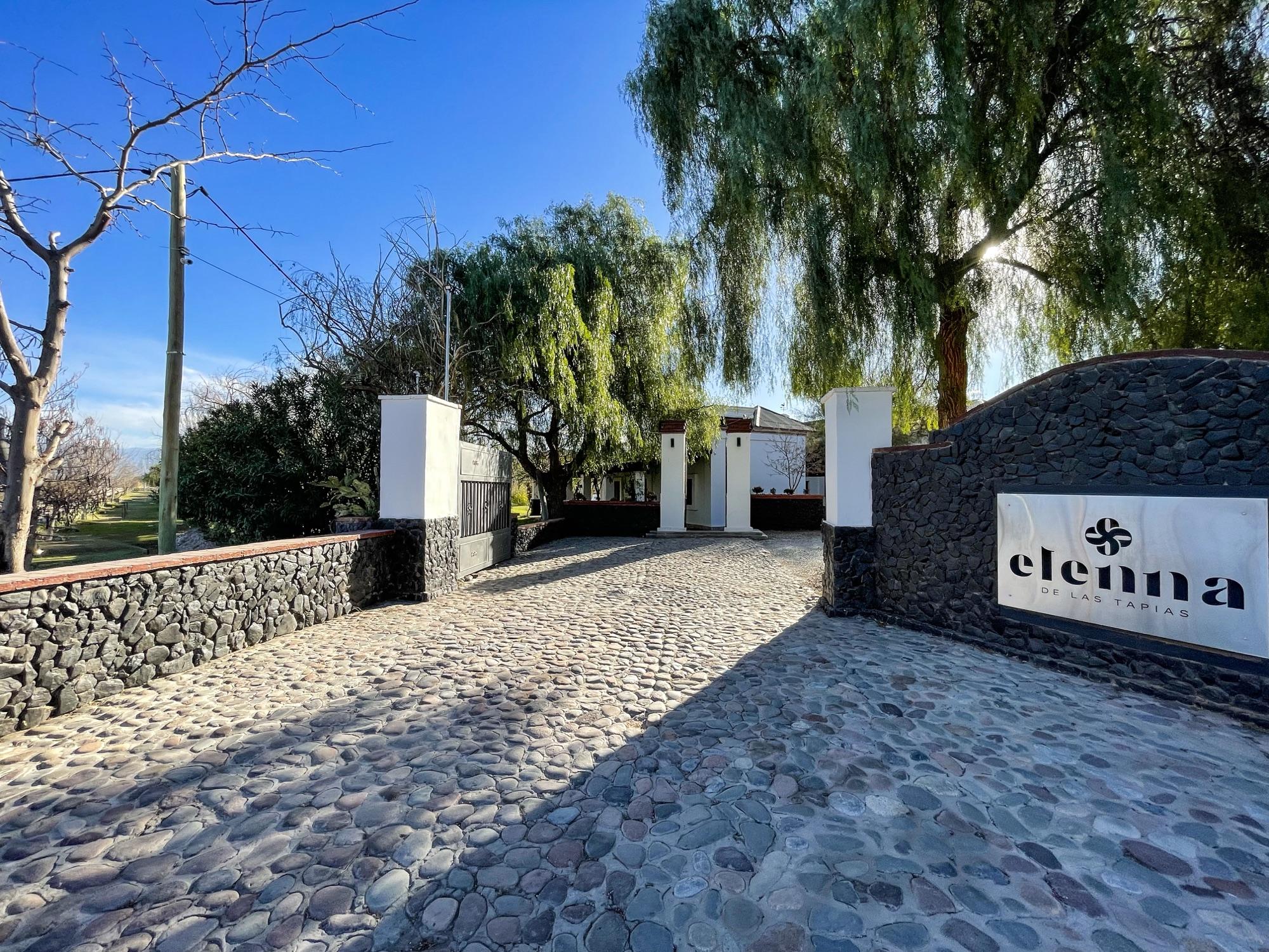 Ingreso de piedra a Elenna de Las Tapias