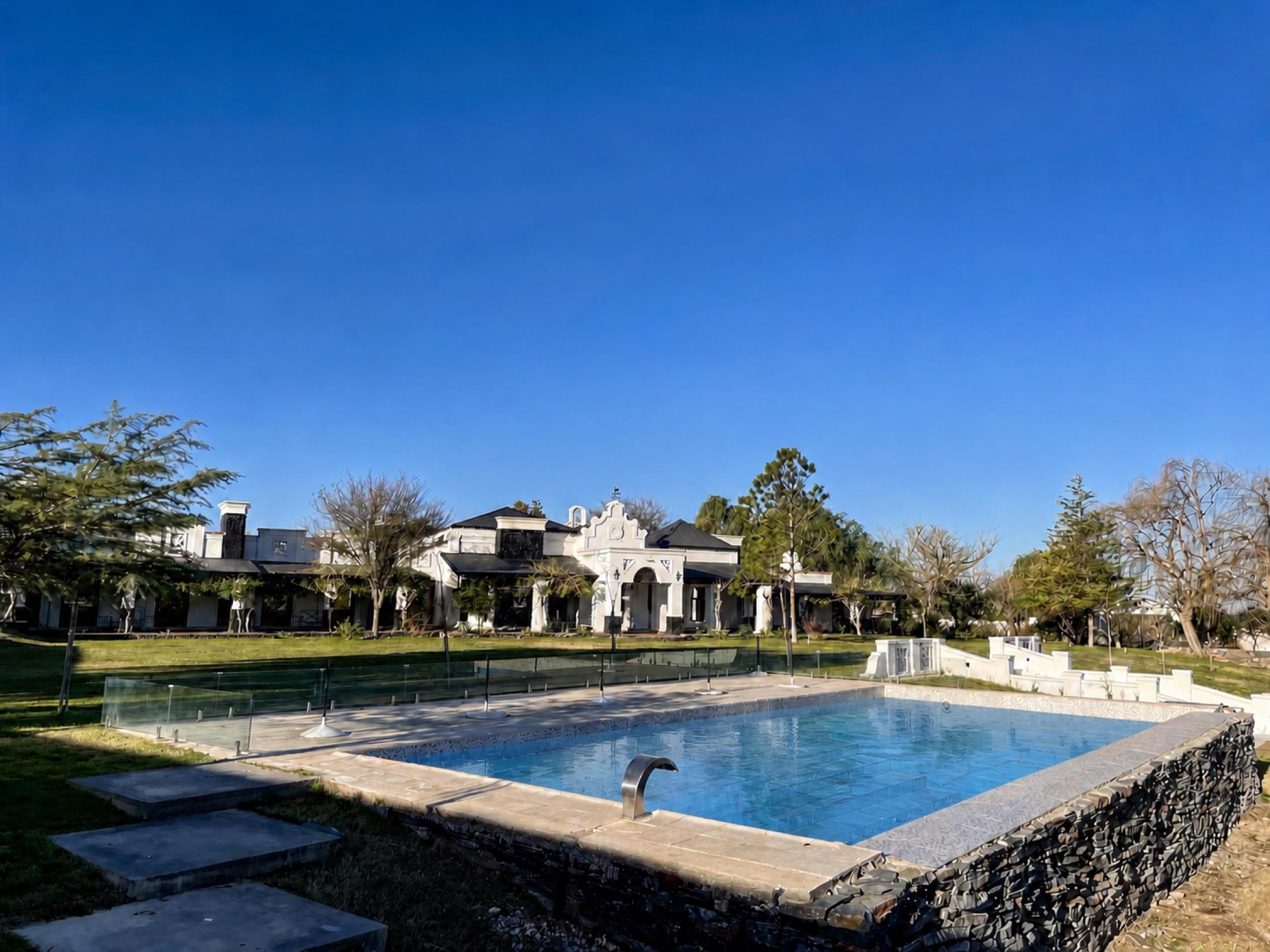 Piscina, arquitectura y parque de Elenna